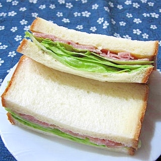 生ハムとレタスのサンドイッチ